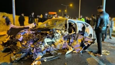 Otomobil direğe çarptı: 3 ölü, 2 yaralı