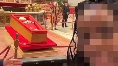 Papa'ya büyük saygısızlık! Naaşının önünde selfie çektiler