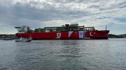 İstanbul Boğazı'nda tarihi görüntüler! Geçişi 11 saat sürecek