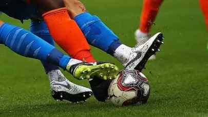 Ünlü futbolcu kız arkadaşını hastanelik etti