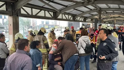 Beylikdüzü'nde metrobüs faciası! Durakta durmayan araç, 1 Can alırken 20 kişiyi yaraladı