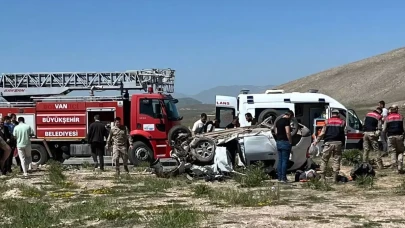 Van'da 2 araç kafa kafaya çarpıştı: 4 ölü, 2 yaralı