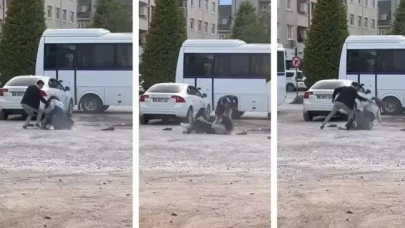 İki genç kız otoparkta yumruk yumruğa kavga etti