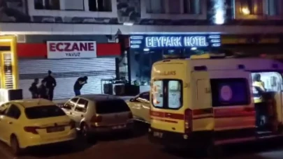 Otelin önünde tartıştığı oğlunu silahla vurdu