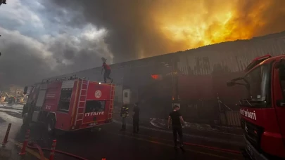 Mersin'de fabrika yangını! Yol ulaşıma kapatıldı
