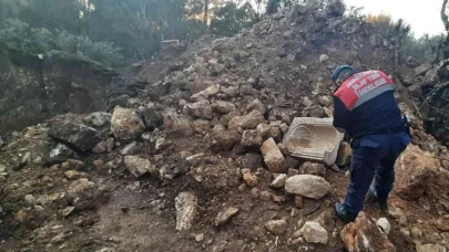 Emeklilik dilekçesini veren vali ile emekli albay kaçak kazı yaparken yakalandı!