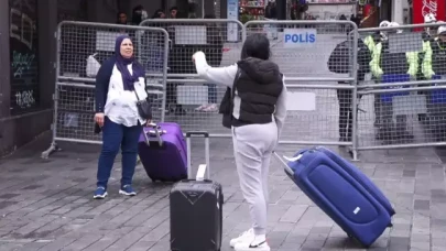 Taksim'e çıkan yollar kapatıldı, turistler araç bulamadı