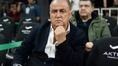 Herkes Fatih Terim'in evinin bahçesine astığı bayrağı konuşuyor