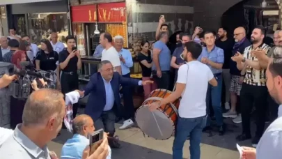 PKK'nın kendini feshetmesi Diyarbakır'da halaylarla kutlanıyor