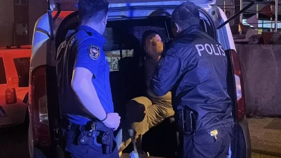 Sevgilisinden ayrılan alkollü kadın, annesini bıçakla rehin aldı