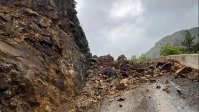 Gümüşhane'de heyelan nedeniyle 3 köye ulaşım sağlanamıyor