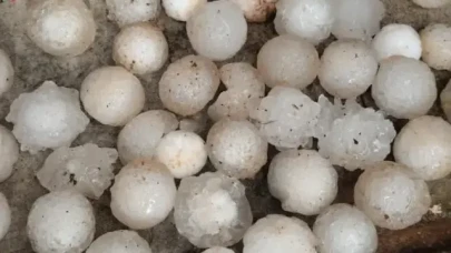 Kar topu büyüklüğünde dolu yağdı