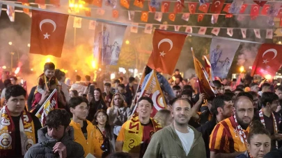 Yer gök sarı-kırmızı! Galatasaray'ın şampiyonluk coşkusu sokaklarda