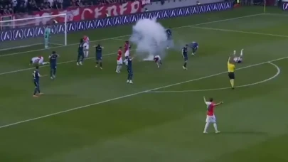 Final maçında sahaya patlayıcı madde atıldı! Futbolcular yere yığıldı