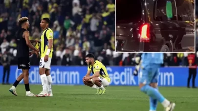 Fenerbahçe'nin yıldızı Beşiktaş derbisinin ardından stadyumdan oyun oynayarak ayrıldı