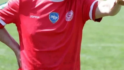 Dünyanın en yaşlı futbolcusu! 59 yaşında profesyonel ligde top koşturuyor