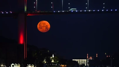 İstanbul'da yıllar sonra "Çilek Dolunayı" görüldü! Mest eden görüntüler