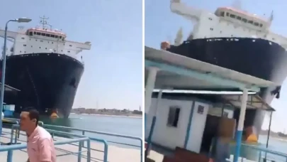 Süveyş Kanalı'nda korku dolu anlar: Dev yük gemisi limana çarptı!
