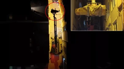 Cenazeyi evden çıkaramayınca vinç çağırdılar