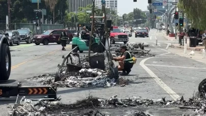 Los Angeles'taki protestolarda yakılan araçların enkaz kaldırma çalışmaları görüntülendi