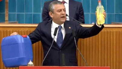 Özgür Özel'den mazot tepkisi! Elinde mazotla kürsüye çıktı