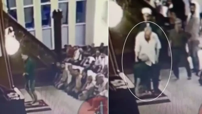 Camide namazla dalga geçti, cemaat haddini bildirdi