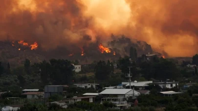 Seferihisar’da yangın yerleşim alanlarına sıçradı: 1 mahalle tahliye edildi