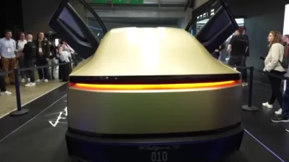 Elon Musk'ın sürücüsüz taksi hizmeti sunacak aracı Cybercab'a şaşırttı!