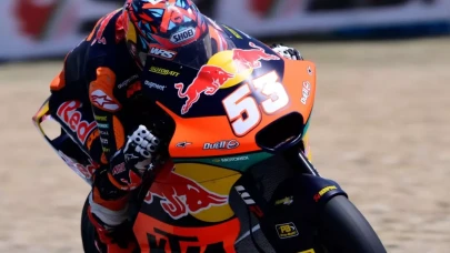 Deniz Öncü'den tarihi zafer: Moto2'de ilk Türk birincilik!