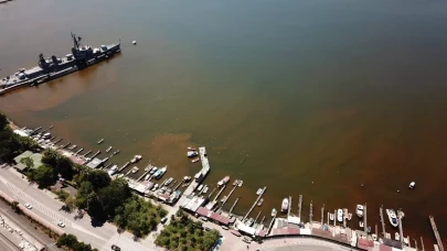 İzmit Körfezi'nde denizin rengi kahverengiye döndü