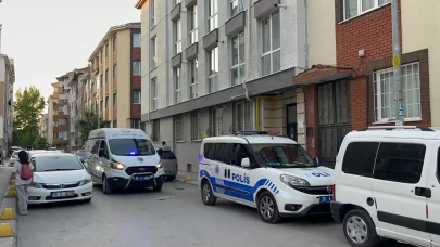 Apartmanı saran kötü kokular sonrası ekipler, çürümeye başlayan cesetle karşılaştı
