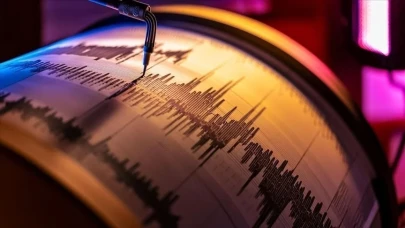 İstanbul'da korku dolu anlar! Deprem yine salladı