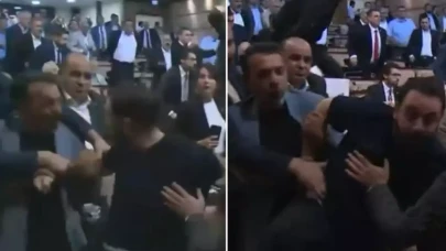 İBB meclisi'nde gerilim tırmandı: AK Parti ve CHP'li üyeler birbirlerinin üzerine yürüdü