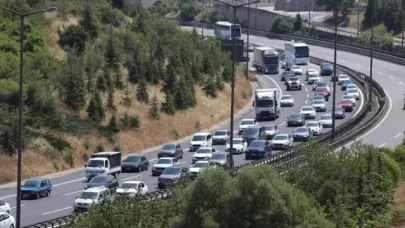 Dönüş yoğunluğu rekor kırdı: Trafik kilitlendi