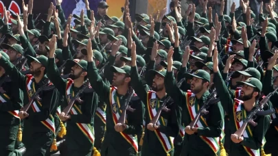 Devrim Muhafızlarının kritik ismi ve iki general İsrail saldırısında öldürüldü