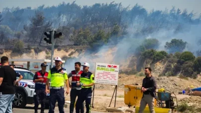 Foça’da orman yangını yerleşim yerlerine sıçradı: Evler tahliye edildi, 4 gözaltı!