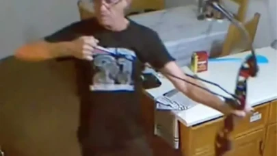 "Bu Gece Öleceksin" diye bağırarak karısını okla ağır yaraladı