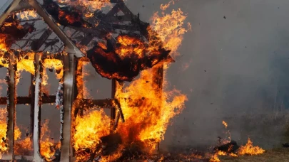 Büyücülük yapan 5 köylüyü yakarak öldürdüler