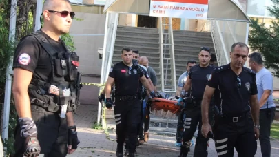 Husumetlisini camide namaz kılarken boğazını keserek öldürdü