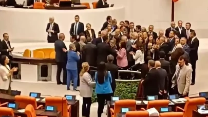 CHP'li vekillerden tutuklanan Zeydan Karalar için Meclis'te kürsü işgali