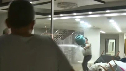 Çevredekiler kaldırımı koltuk yapıp film gibi izledi! Gelinliklerin üzerlerine kolonya döktü