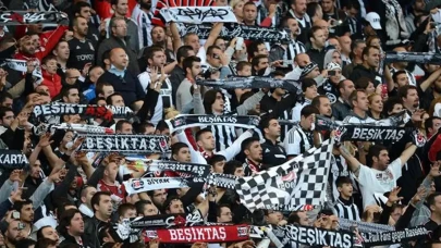 Beşiktaş tribünlerini ikiye bölen tezahürat