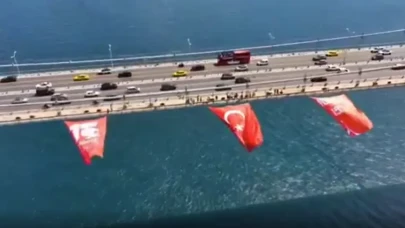İstanbul'un üç köprüsüne 15 Temmuz anısına Türk bayrağı