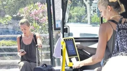 Ünlü isim tatile toplu taşıma ile gitti