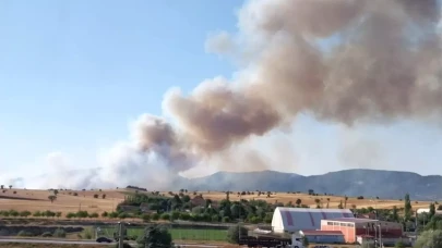 Kütahya'da orman yangını!  Çiftçiler traktörleriyle müdahaleye katıldı