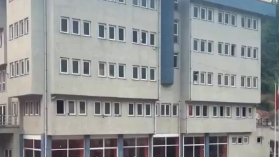 Devasa muhtarlık binasını gören vatandaş şaşıp kaldı