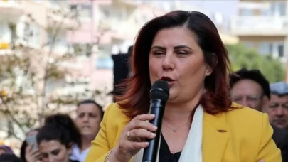 Özlem Çerçioğlu'ndan Özgür Özel'e miting sırasında özel pankart!