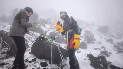 Bu görüntü Türkiye'nin çatısında çekildi! Saç ve sakalları dondu