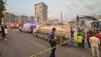 Kahramanmaraş'ta  hasarlı bina iş makinesine devrildi, operatör enkaz altında kaldı!