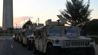 Trump'tan sert önlem: Washington DC'ye 800 Ulusal Muhafız ve zırhlı araçlar gönderildi!
